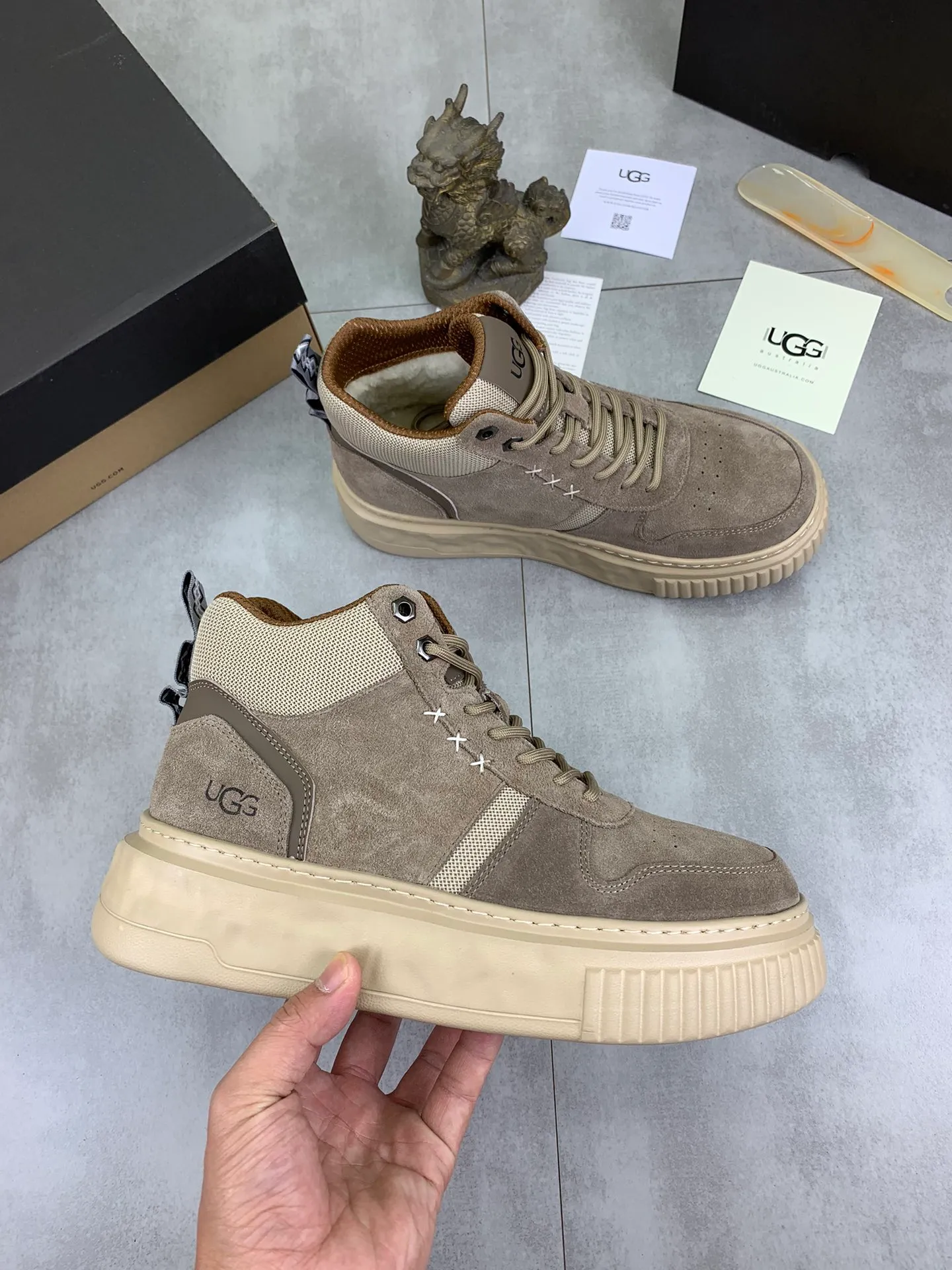 Men's shoes 💰P640 [New style] 💰 🆘 "Real wool" [UGG] 👉The popular men's shoes are synchronized with the official website 🔰The quality of the genuine products [satisfied] is not comparable to the imitations in the general market 🌀The upper is imported Italian frosted cowhide, and the lining is: foot pad 🅰️ grade 🐑Real wool👻Only Grade A can show the effect The hand feels smooth and delicate 🔱The shoe shape is grand, only genuine manufacturers can do it 🎄The perfect toughness of the original outsole 👻⬛️ allows customers to say goodbye to one-time consumption. Real wool lining, super warm. Available in black, brown and gray. Size: 39-44